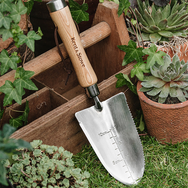 Sunseeker Raised Garden Bed and Trowel by Prime Retreat