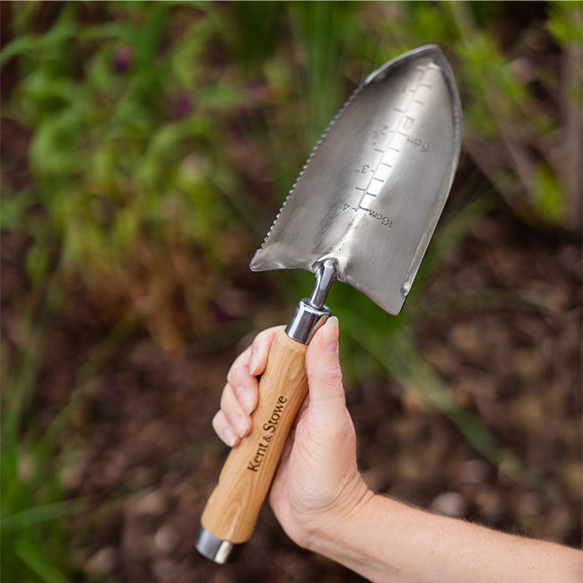 Classic Keyhole Garden Bed and Trowel by Prime Retreat